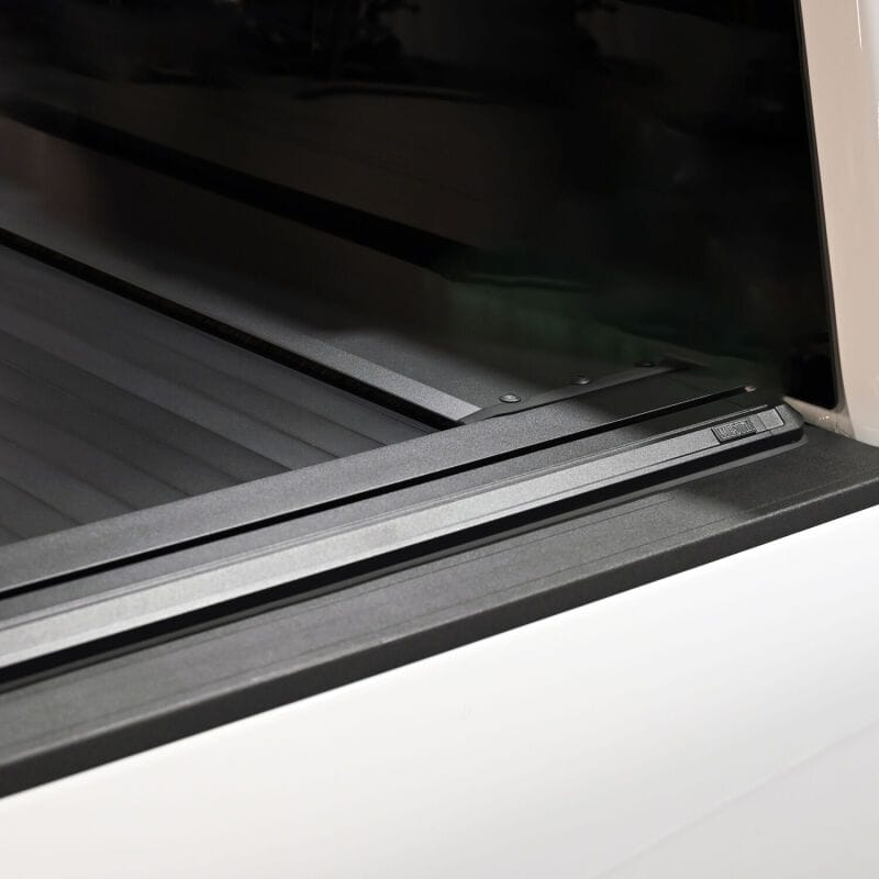 Westin 17-26 Ford F-250/F-350/F-450/F-550 SD 6ft 10in Bed Manual Retractable Tonneau Cover - Black